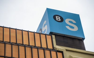 Exterior de l'edifici de Banc Sabadell de plaça Catalunya/ Roger Benet